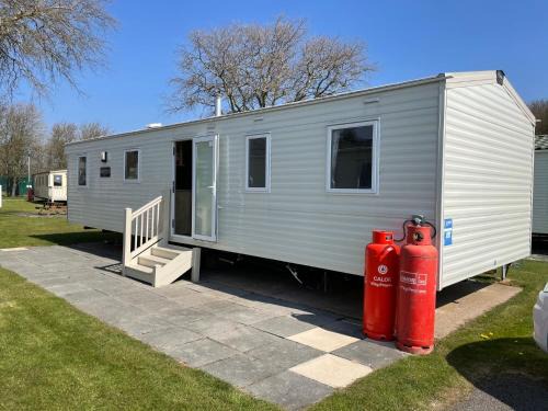 Flookburgh House | Caravan - Sleeps up to 8 & Free parking