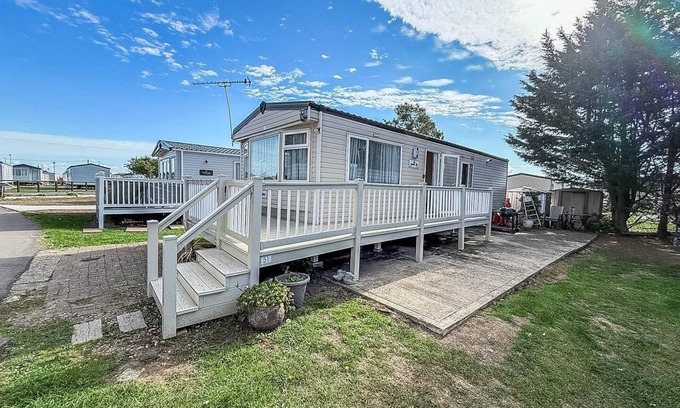Beckingham House | Caravan with decking & free WiFi at Steeple Bay ref 36051D