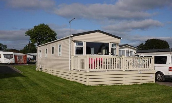 Fenny Bentley House | Caravan with decking at Ashbourne Heights Holiday Park ref 66025TV