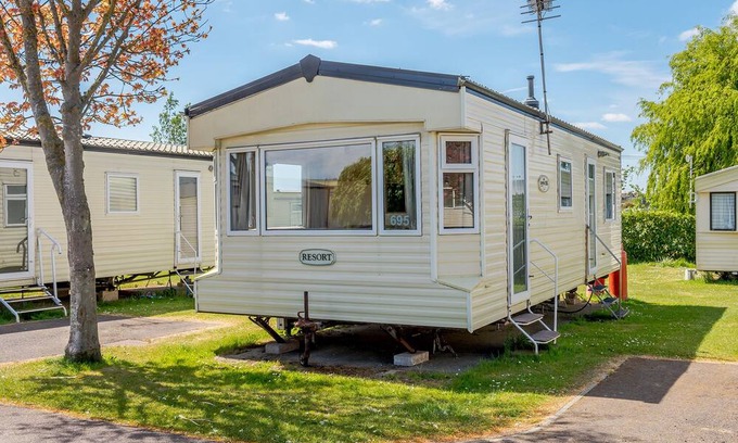 Bognor Regis House | Caravan with one double and one twin.