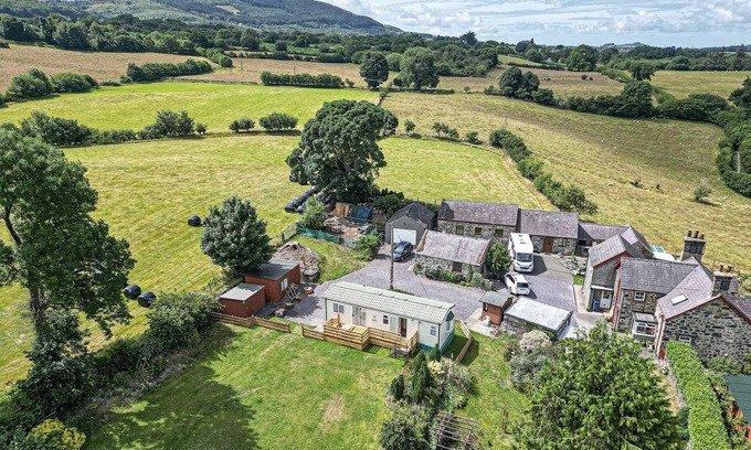 Bangor Cottage | Caravan @ Ysgubor - sleeps 6 guests in 2 bedrooms