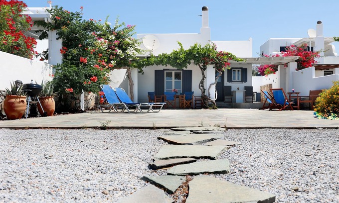 Kastraki House | Care Naxos Family home with 3 bedrooms approximately 60m from Kastraki beach