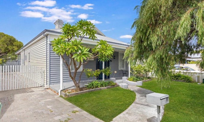 Busselton House | Carey Cottage with WiFi