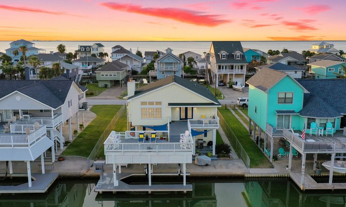 Galveston House | Cargo Lift-Pet Friendly-GreenLight Fishing-Kayaks-Private Boat Dock