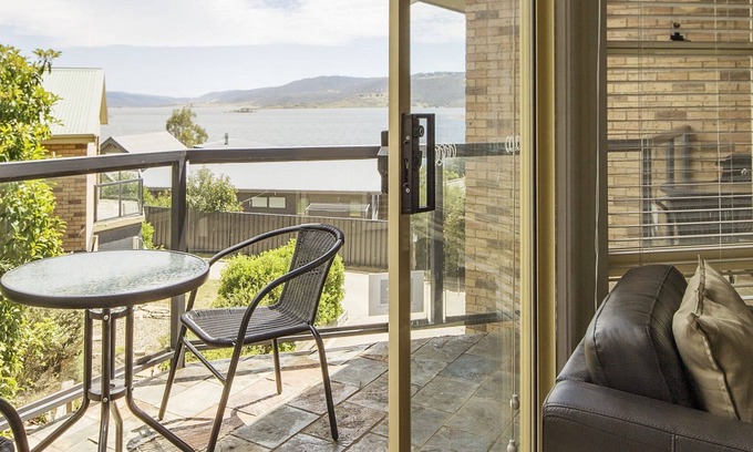 East Jindabyne Apartment | Caribou 3 - Views over Lake Jindabyne with Wifi!