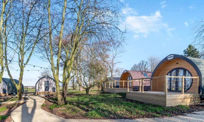 Mappleton Cottage | CARLTON MANOR POD 12, family friendly, with a garden in Aldbrough