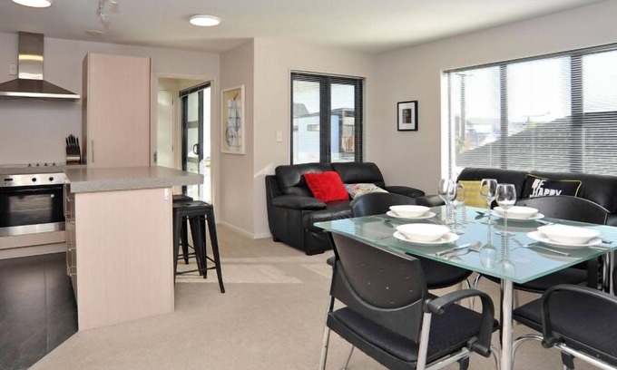 Merivale Apartment | Carlton Villa 3: Central location by Hagley Park