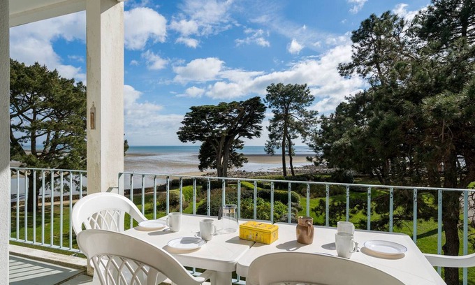 Carnac Apartment | Carnac - 3-room apartment + sleeping area, 78m², direct beach access, pets allowed, covered parking