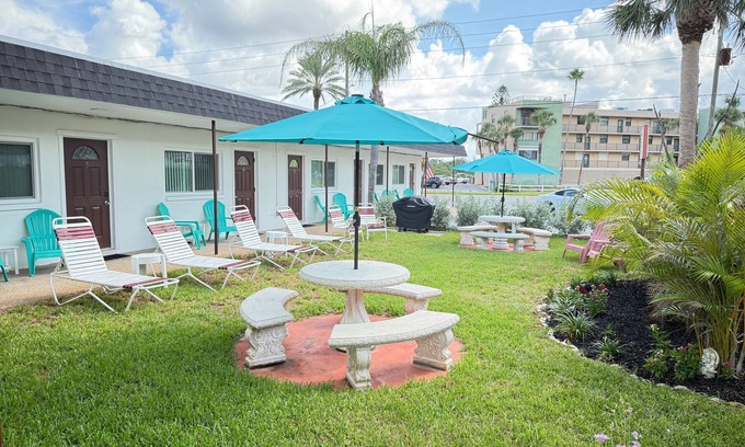 Sunset Reef Apartment | 🌞Carousel Suites #6 - Updated Studio steps to the beach- Perfect for a Relaxing Getaway!