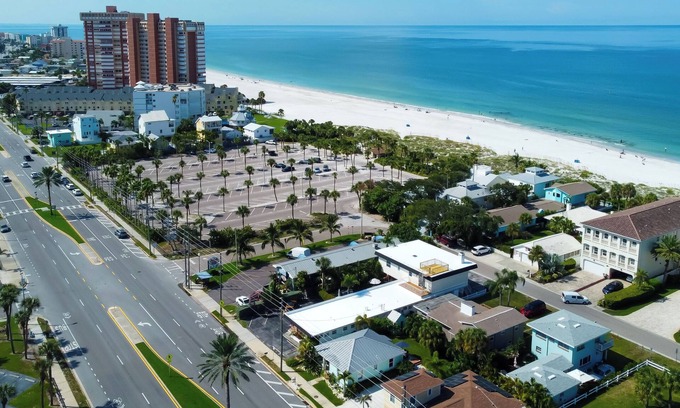 Sunset Reef Apartment | ⛵Carousel Suites #8- Renovated Studio steps to the beach - The Perfect Getaway!