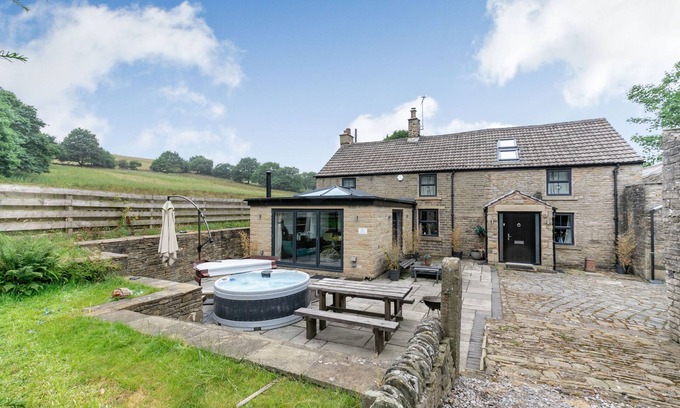 Padfield House | CARR HOUSE FARM, family friendly, with hot tub in Glossop