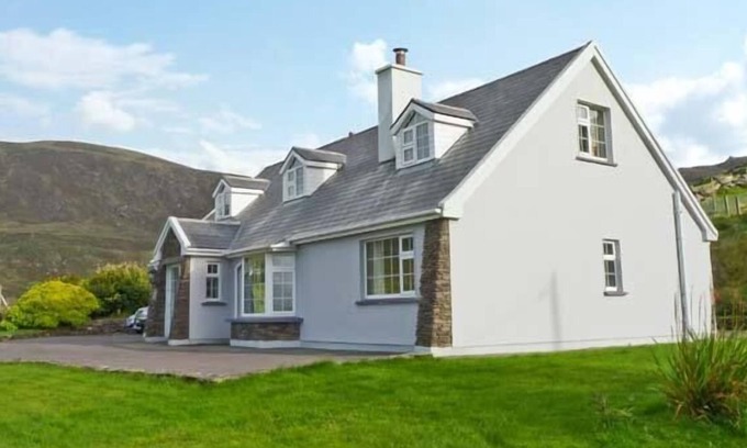 Caherdaniel Cottage | CARRAIG OISIN, pet friendly in Waterville, County Kerry