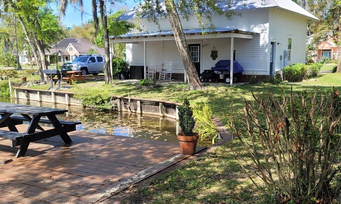 St. Marys Apartment | Carriage House Apt close to Cumberland Ferry, Kings Bay & Historic Downtown