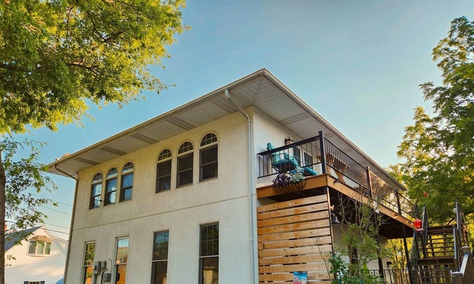 Moberly Cottage | Carriage House retreat nestled in central Missouri! Close to Rothwell Park!