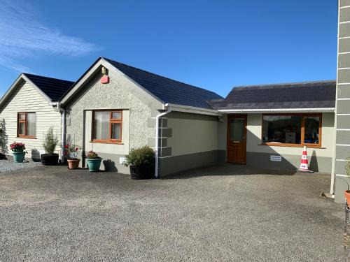 Ballinaboola Apartment | Carrigadaggen Lodge 2 king bed Apartment - Spacious & Comfy!
