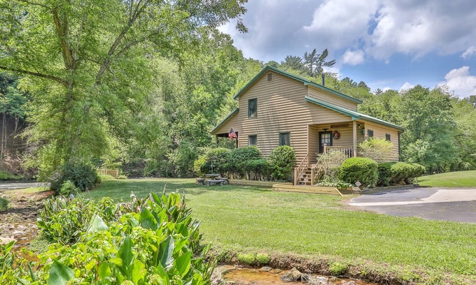 Ellijay Cabin | Cartecay Riverhouse - Fish, Tube and Kayak from your Backyard