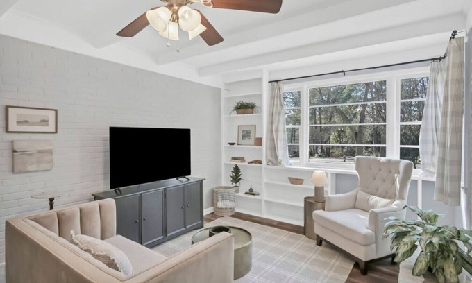 Forest Acres House | Carter Compound + Private Apt | Near Ft Jackson