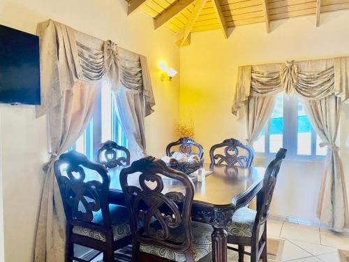 St. John's House | Casa Amarilla