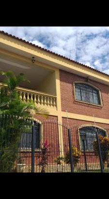 Aparecida House | Casa ampla no centro de Aparecida com piscina e garagem
