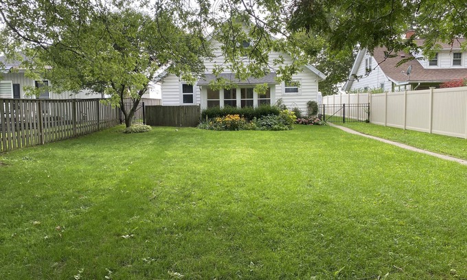 Leamington Cottage | Casa Azul - Cozy Lakefront Cottage near Point Pelee