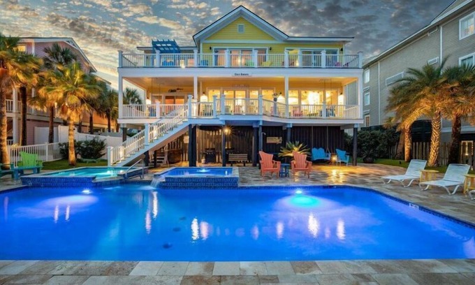 Isle of Palms House | 🍌Casa Banana🍌~Oceanfront on Ocean Blvd, 6 BD, sleeps 20, pool,hot tub, elevator