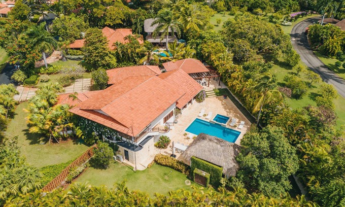 Los Lagos House | CASA BELLA- PRISTINE 5BD-STEPS TO MINITAS BEACH-pool, jacuzzi, cabana, golf cart
