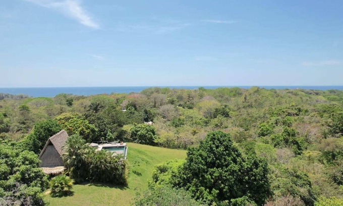 Manzanillo Cabin | Casa Blanca | Free Breakfast + Housekeeping | Pool