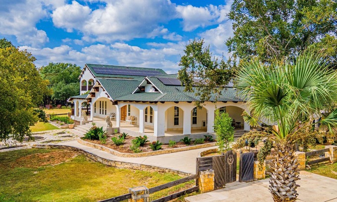 Ingram House | Casa Blanca Main House, By River, 10 Beds, Patio, Grills, Group-Friendly