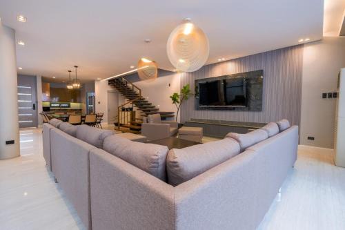 Bonifacio Global City House | Casa Bonifacio by JC