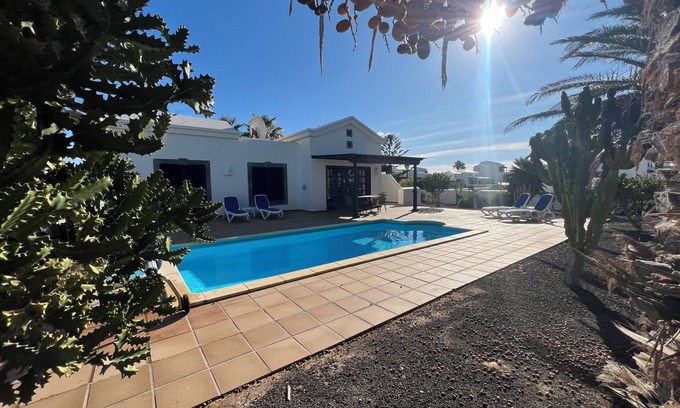 Montana Roja Villa | Casa Bonita, Faro Park villa with private pool
