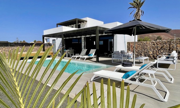 Lajares House | Casa Buena Vida, volcano views, heated pool