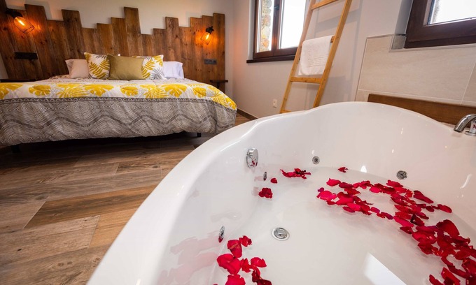 Valdes Apartment | Casa Carín Premium Apartment with hydromassage bathtub