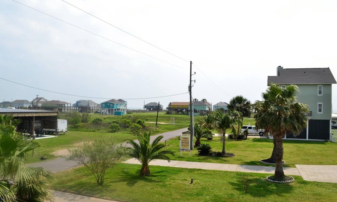 Crystal Beach House | Casa Carmen - a 3 bedroom2 bath home sleeps 9.
