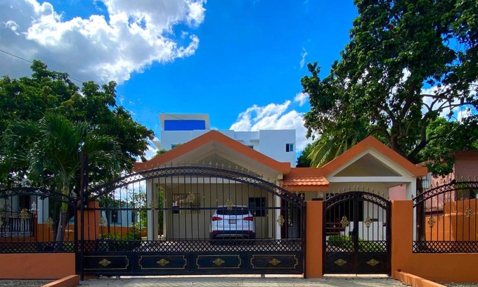 Santiago Province House | Casa Corona Plaza