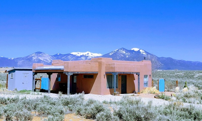 Taos House | Casa con las Vistas: 2 BR, 2 BA in El Prado, Sleeps 4
