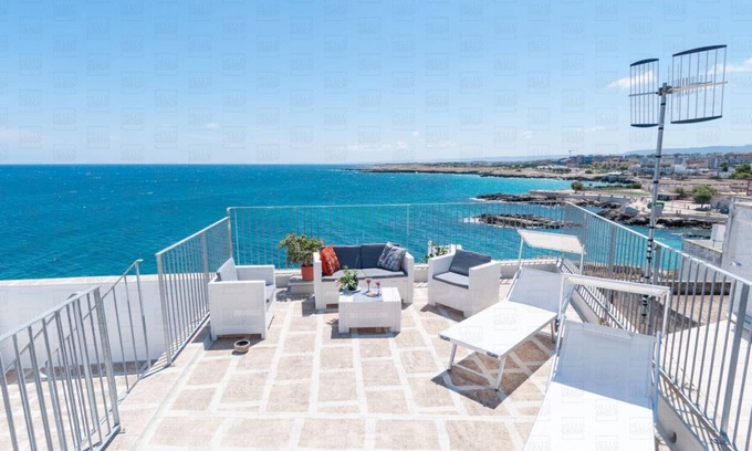 Centro Storico Apartment | Casa Conchiglia: Authentic Seafront Apartment