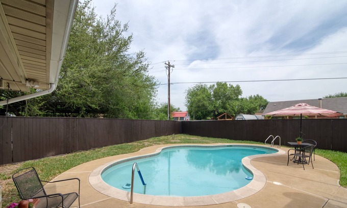 McAllen House | Casa Copri - Newly renovated 3 bedroom house with outdoor pool and patio
