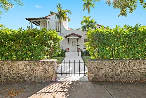 Douglas House | Casa Coral