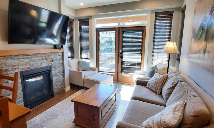 Sun Peaks House | Casa Corea at Echo Landing, 2 bedroom, 2 bathroom townhome, private garage, BBQ