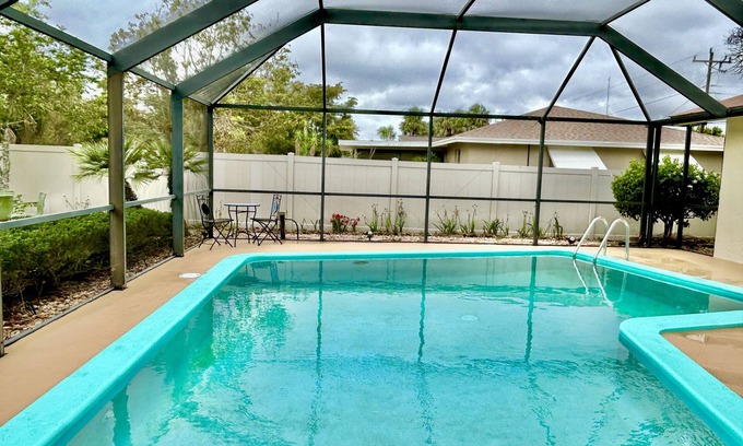 Lochmoor Waterway Estates House | Casa Dè Flamingo 3 Bdrm, 2 Bath Pool Home 15 mins to Downtown Fort Myers