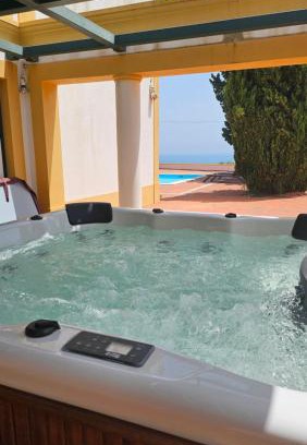 Albufeira Villa | Casa da Vigia - vila bouganvilia - V3 - in top of the beach with jacuzzi