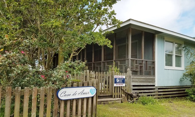Ocracoke House | Casa de Amor: Fabulous pet friendly home with enclosed yard.