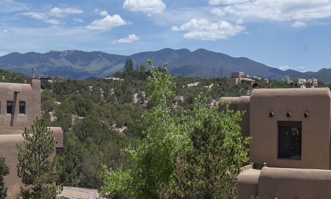Santa Fe House | Casa de Cielo Azul is located off Tano Road with easy access to the Plaza