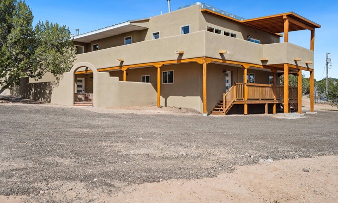Canoncito House | Casa De Coyote: Luxury 7br 16+ guest retreat