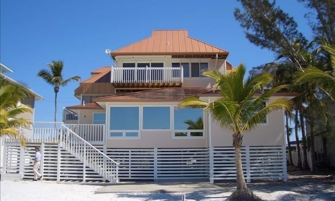 Mid Island House | Casa De Cupre: Fabulous Luxury House Right on the Beach