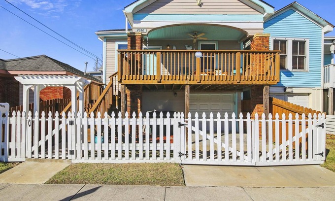 Galveston House | Casa de Esperanza - Updated coastal home w. community pool access, minutes to be
