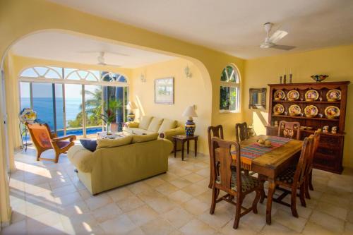 Hidalgo Villa | Casa de La Paz - Beautiful Beachfront Villa