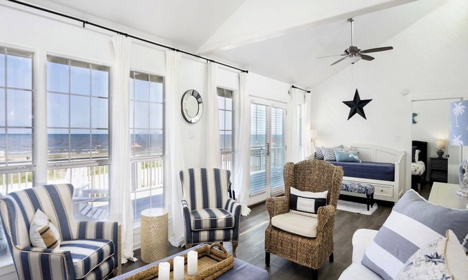 Spanish Grant House | Casa De La Sirena--Beachfront Retreat in Spanish Grant!