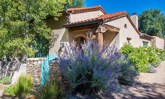 Historic Eastside House | Casa de los Farolitos - Historic Eastside Gem