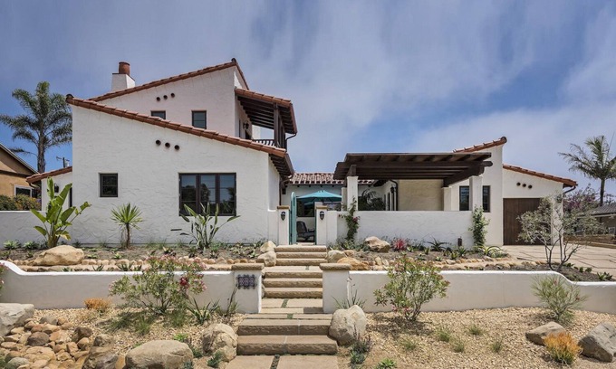 West Mesa House | Casa de Lujo | Spanish Seaside Retreat | Steps from the Beach